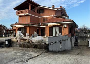 PORZIONE DI VILLA CON TAVERNA E AMPIO MAGAZZINO