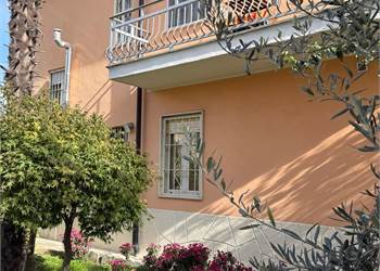 APPARTAMENTO CON GIARDINO IN VILLA BIFAMILIARE