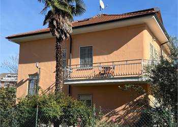 APPARTAMENTO IN VILLA CON MANSARDA E GIARDINO