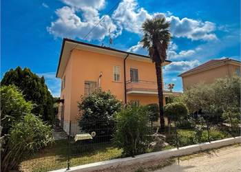 APPARTAMENTO IN VILLA CON MANSARDA E GIARDINO