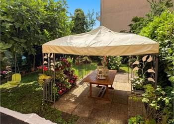 APPARTAMENTO CON GIARDINO IN VILLA BIFAMILIARE