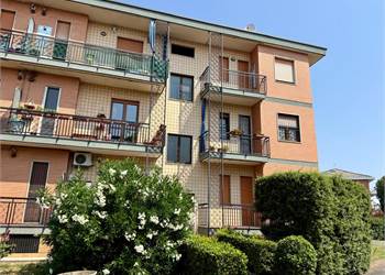Appartamento in piccola palazzina con ampio terrazzo.
