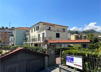 AMPIO TRILOCALE CON DOPPI SERVIZI E GIARDINO