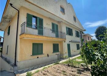 NUDA PROPRIETA' DI UNA VILLA TRIFAMILIARE
