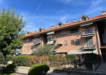 AMPIO 5 LOCALI CON MANSARDA ABITABILE